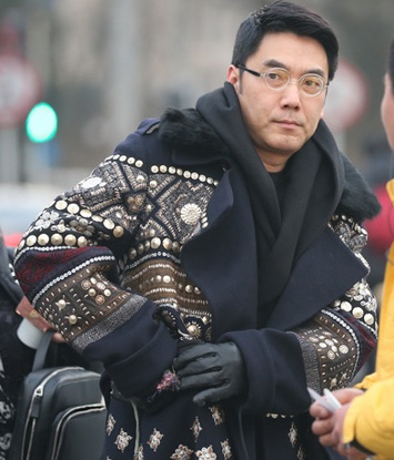林依轮黑色围巾大衣霸气