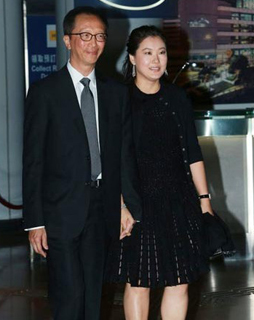 伏明霞梁锦松亮相霍家婚礼